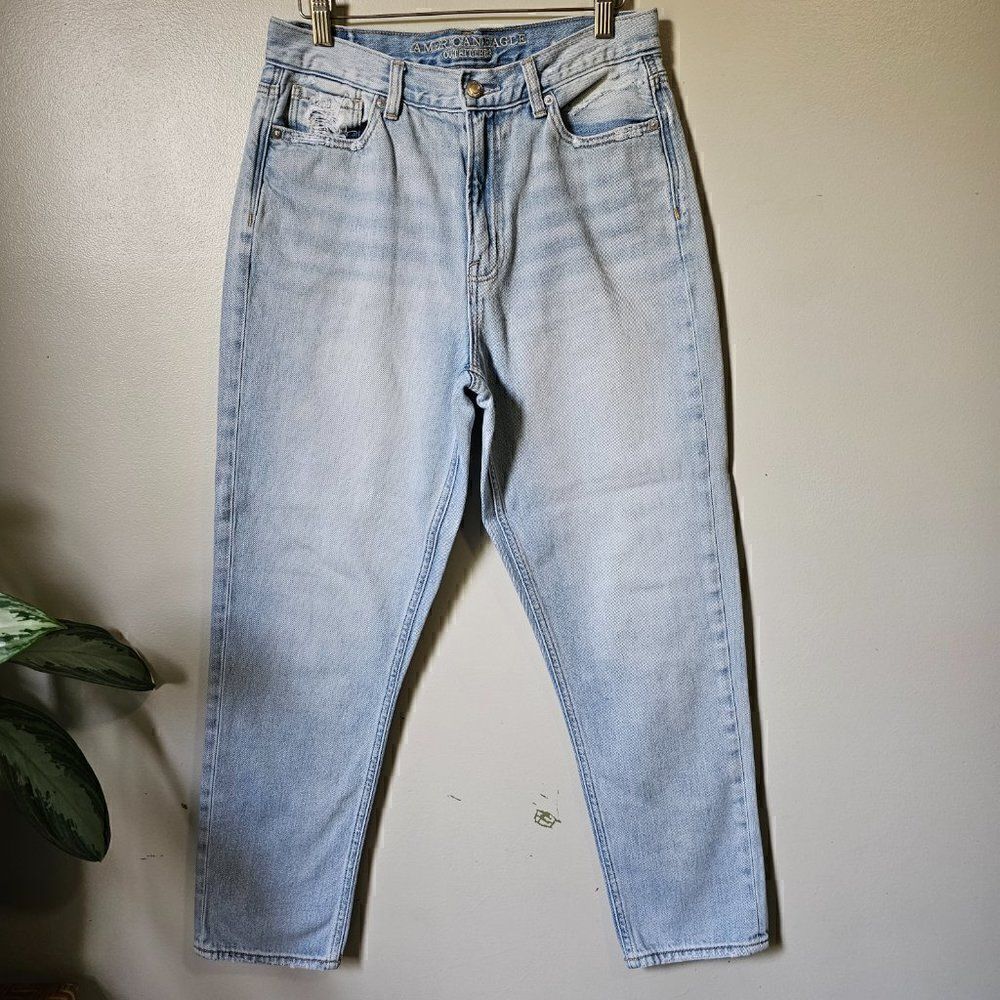 EUC AMERICAN EAGLE OUTFITTERS LIGHT WASH MOM JEANS SIZE 8